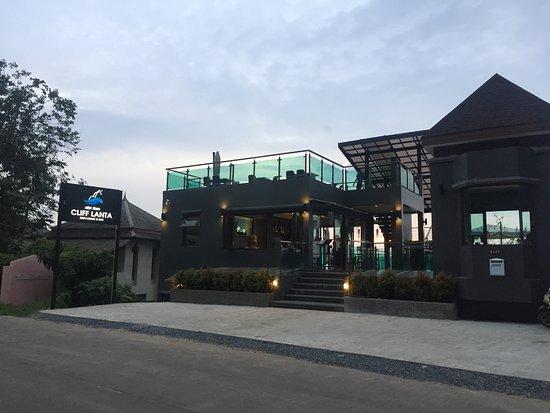Cliff Lanta Suite Restaurant & Bar